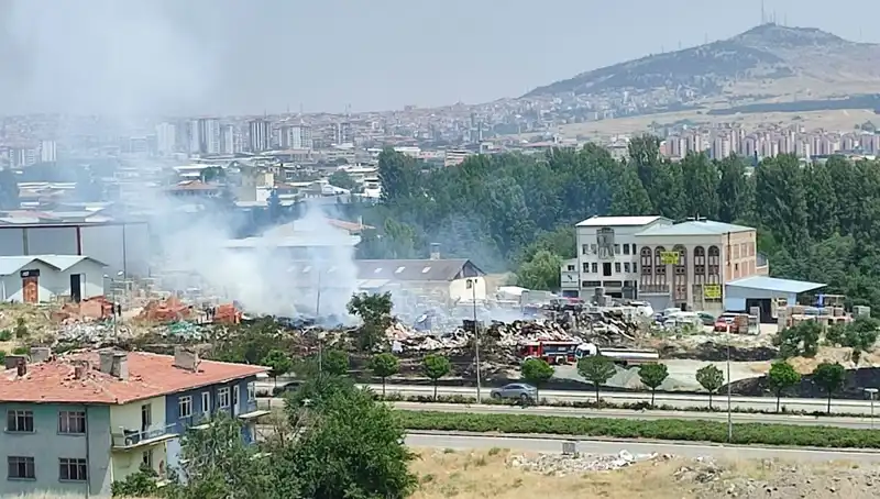 Otluk Alanda Başlayan Yangın, Depoyu Alev Alev Yaktı!
