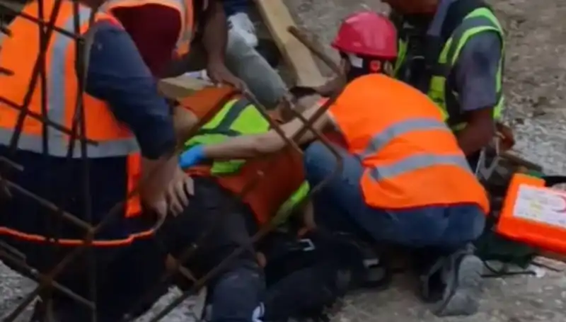 Adana'da İnşaat Kazası: İki İşçi Yaralandı, Olayın Ardındaki Gerçekler!