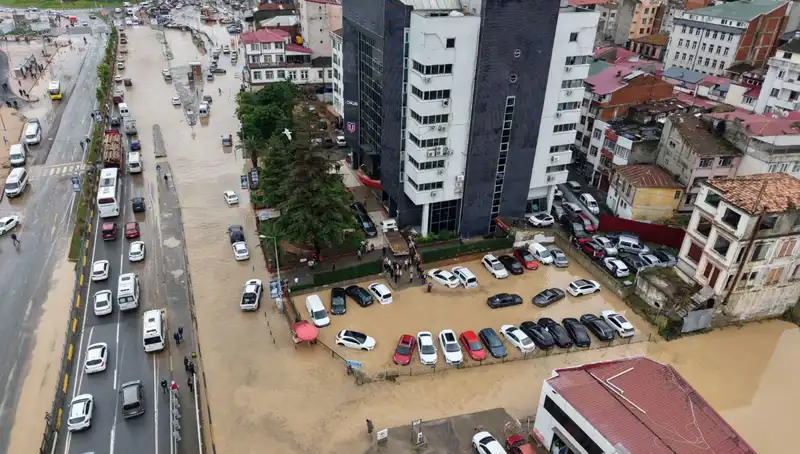Trabzon'da Sel Felaketi Sonrası Çamurla Mücadele ve Kayıp Kişi Arayışı