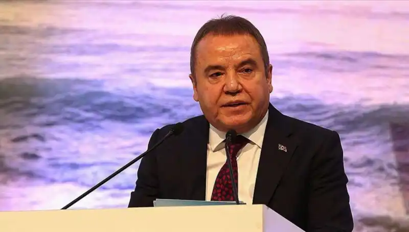 Antalya'nın Umut Dolu Yüzü: Muhittin Böcek'in Hayatı ve Siyasi Kariyeri