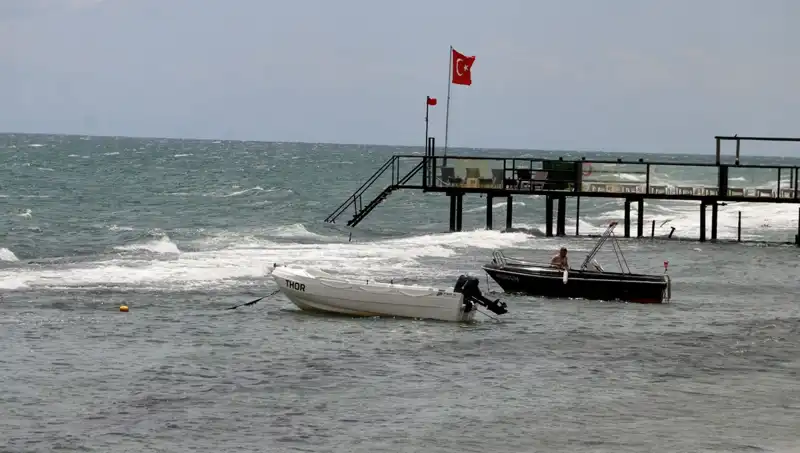 Poyraz Fırtınası Denizi Kapatıyor: Yaz Tatili Tehlikede!