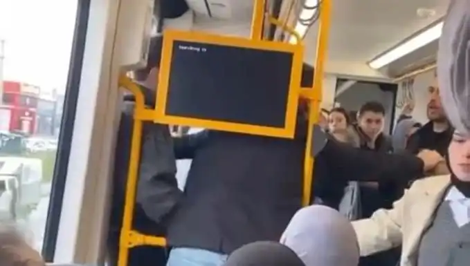 : Metroda Tekme Tokat Kavga: Yolcular Hayretler İçinde Kaldı