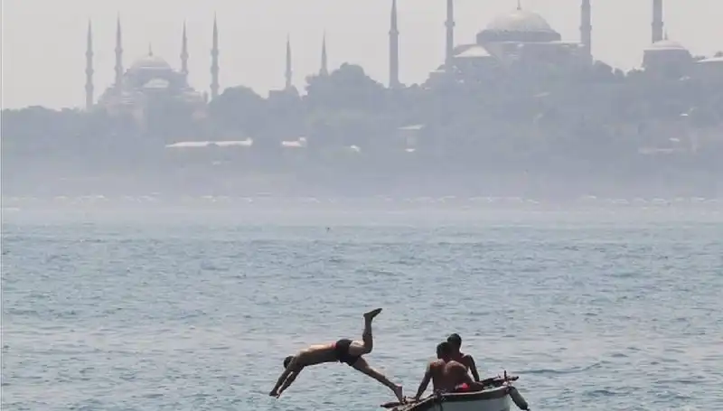 Aşırı Sıcaklar Geliyor: Ülke Genelinde 44 Dereceye Ulaşıyoruz!