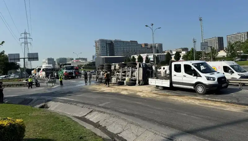 D-100 Yan Yolda Beton Mikseri Devrildi, Hareketlilik Kısıtlandı