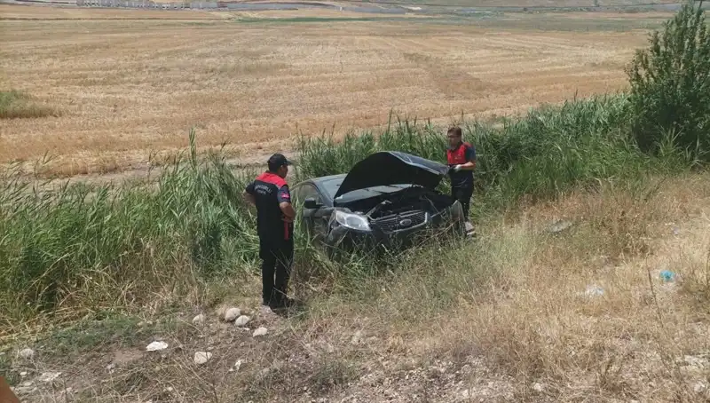 Şarampole Uçan Otomobilde İki Kişi Yaralandı: Kaza Anı Anbean Kameralara Yansıdı