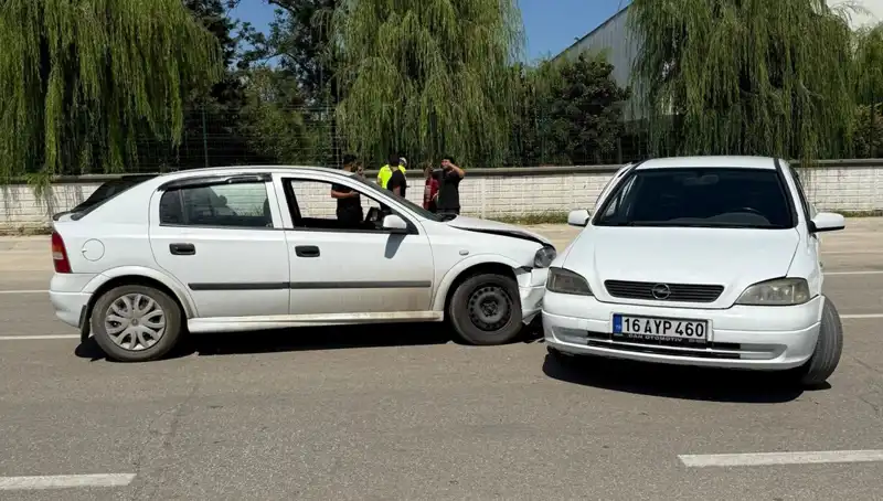 İki Otomobil Çarpıştı: Kaza Anı ve Sonrası ile İlgili Tüm Detaylar