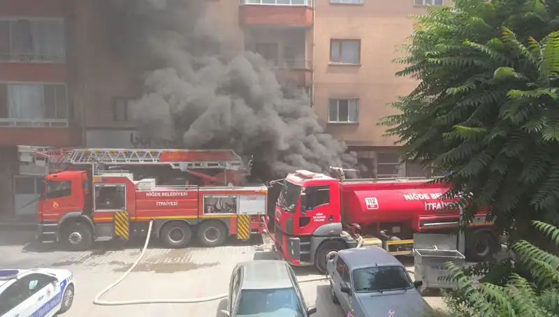 Niğde'de Beyaz Eşya Deposunda Ortaya Çıkan Yangın Korkuttu