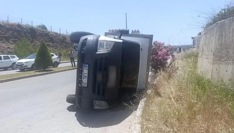 Hafif Ticari Araçla Çarpışan Kamyonet Devrildi: Yaralılar Var!