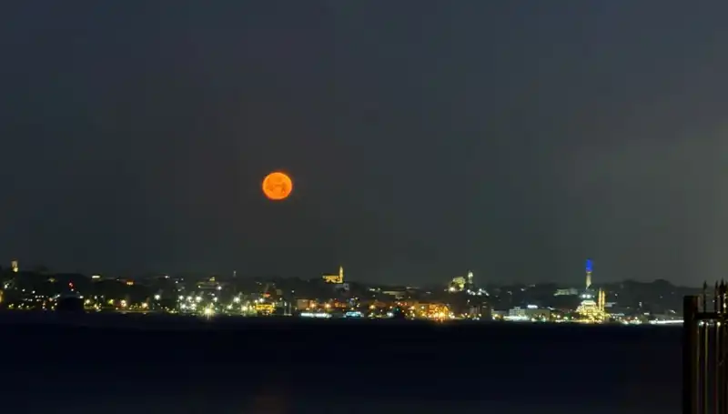 İstanbul'da Çilek Dolunayı'nın Oluşturduğu Tabloluk Manzaralar