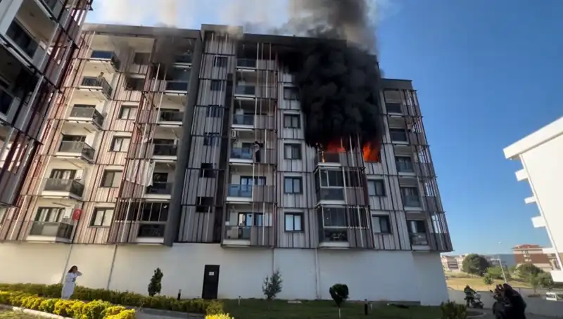 Çanakkale'de Geceyi Alevlerle Geçirenler: Yangın Panik Yarattı