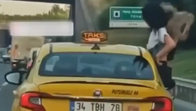 TEM Otoyolu’nda Taksiden Sarkan Gençler Sosyal Medyayı Çalkaladı!