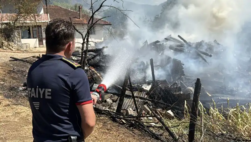 Evde Başlayan Yangın, Ormanları Tehdit Ediyor: Acil Müdahale Devam Ediyor