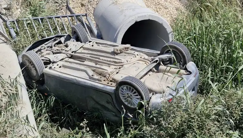 Pikapla Çarpışıp Su Kanalına Devrilen Araçta İki Yaralı!