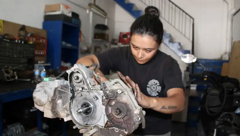 Hayriye, Çırak Bulamayınca Kolları Sıvayıp Motor Ustası Olmaya Karar Verdi