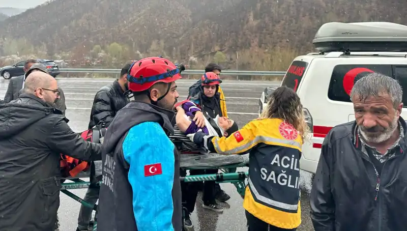 Otomobil İstinat Duvarına Çarptı: Korkunç Kaza 5 Yaralı ile Sonuçlandı