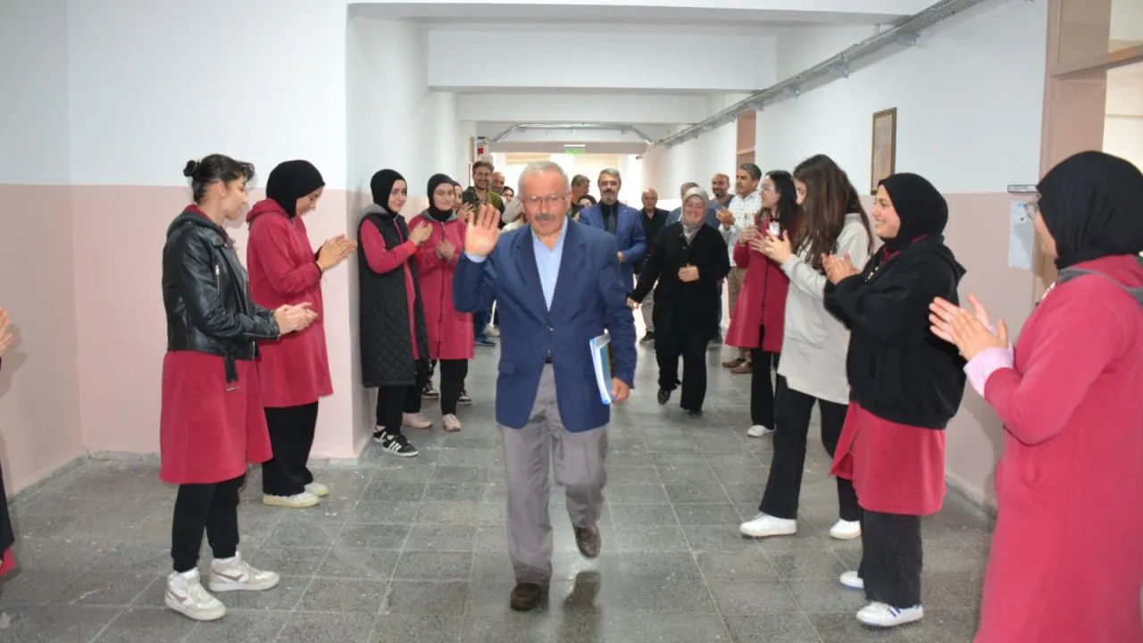40 Yıllık Öğretmene Duygusal Veda: Öğrenciler Alkışlarla Uğurladı