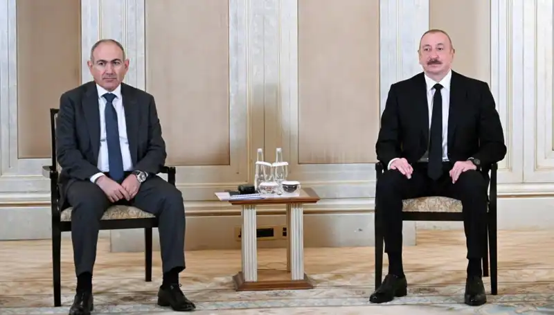 Aliyev ve Paşinyan, Barış İçin Abu Dabi'de Tarihi Buluşma Gerçekleştirdi