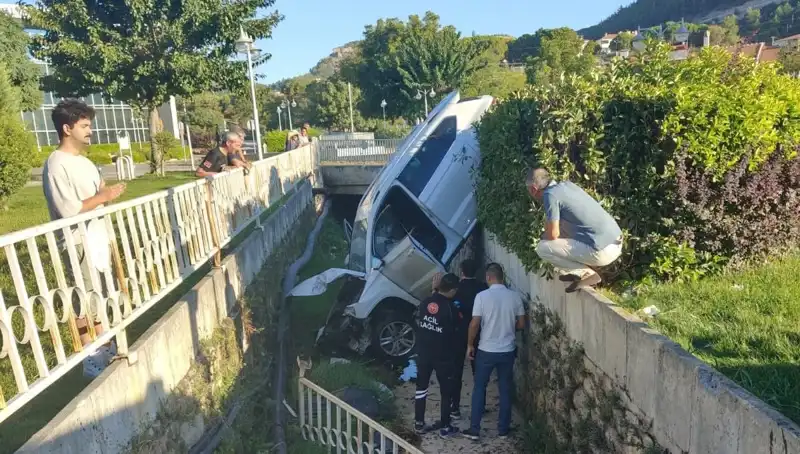 Muğla'da Direksiyon Kazası: Çarpma Tehlikesi Sonrası Faciaya Neden Oldu