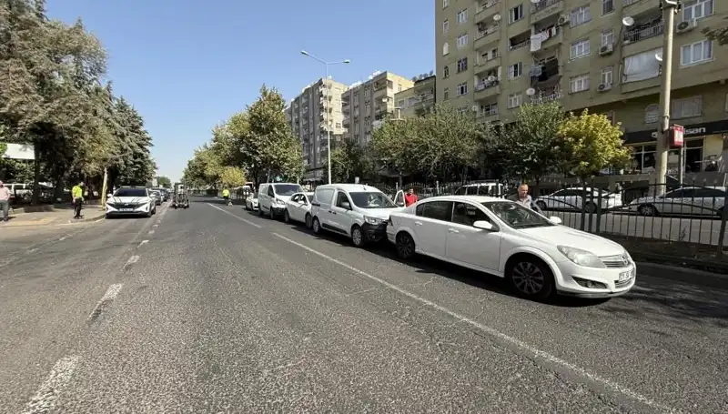 Diyarbakır'da 5 Araç Birbirine Girdi: Kaza Anı Görüntülendi