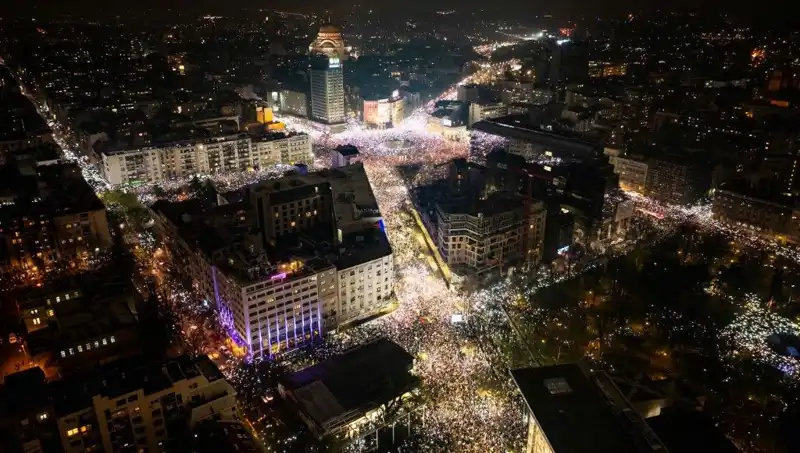 Sırbistan'da Öğrenci Protestoları: Belgrad Sokaklarında Kalabalıklar Yükseliyor