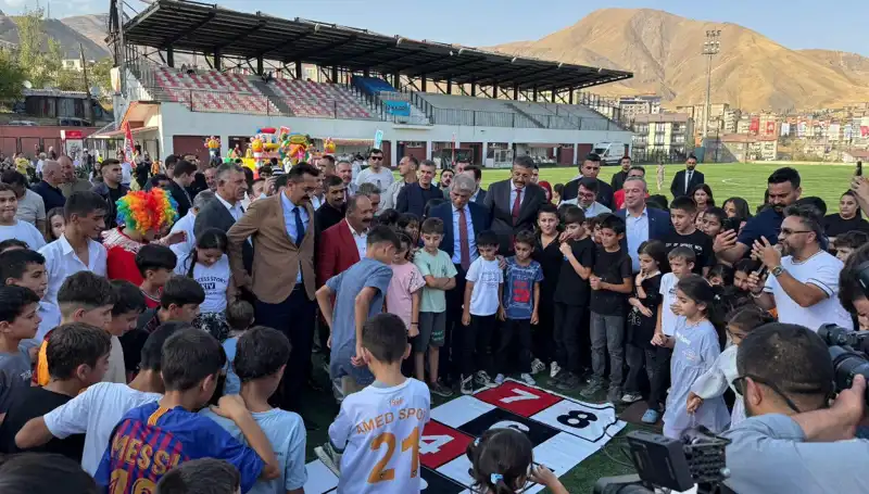 Hakkari'de Renkli ve Coşkulu Bir Anadolu Şenliği Başladı