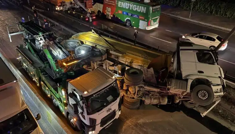 Moloz Yüklü Hafriyat Kamyonu Devrildi: Hayat Kurtaran Anlar
