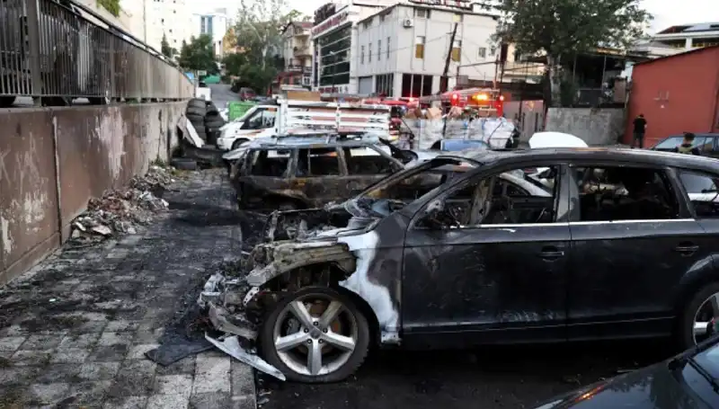 Sanayi Bölgesinde Yangın: Tamir Bekleyen Araçlar Alev Alev Oldu!