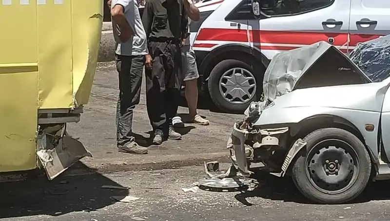 Halk Otobüsü ile Otomobil Çarpıştı, İki Kişi Yaralandı