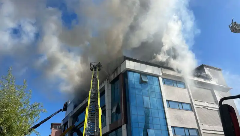 Esenyurt'ta Tekstil Atölyesinde Çıkan Yangın, 5 Kişi Hastaneye Kaldırıldı