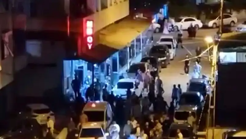 Düğün Çıkışı Şok Eden Olay: Arabasıyla Kalabalığın İçine Daldı!