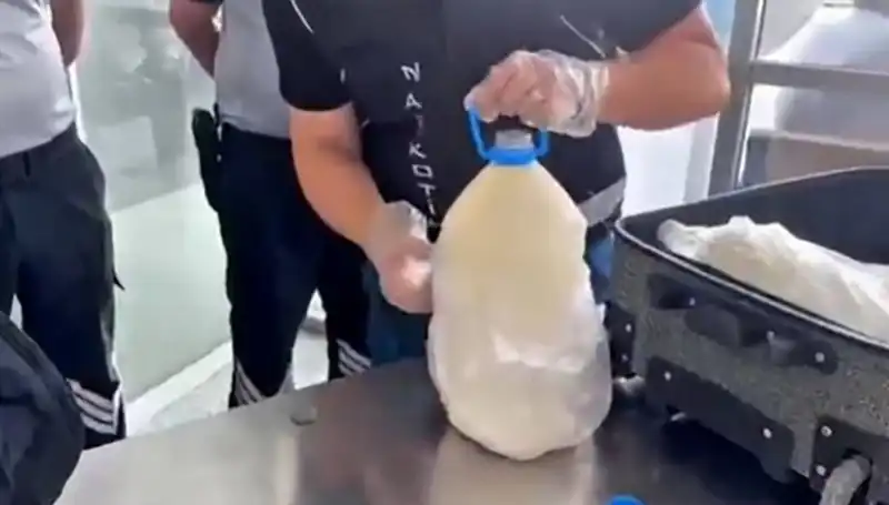Havalimanında Süt Şişesi İçinde 12 Kilo Uyuşturucu Ele Geçirildi