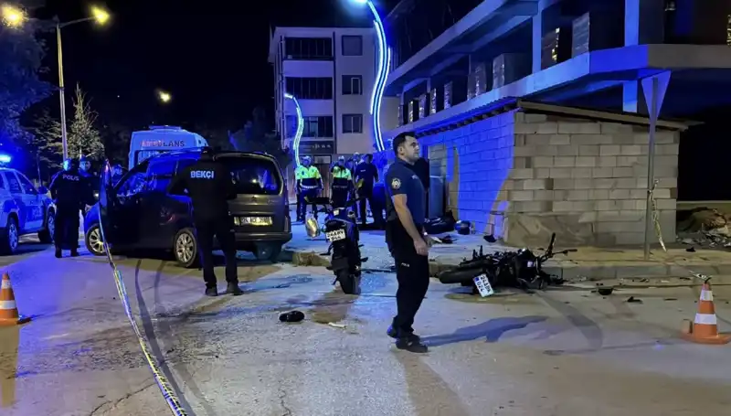 Motosiklet ve Otomobil Çarpıştı: İki Genç Hayatını Kaybetti