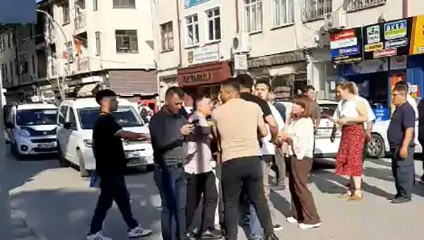 Gazinin Trafikte Darp Edildiği Anlar Güvenlik Kamerasına Yansıdı