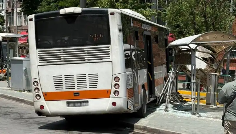 Belediye Otobüsü Tramvay Durağına Nasıl Daldı? İşte O Anlar!