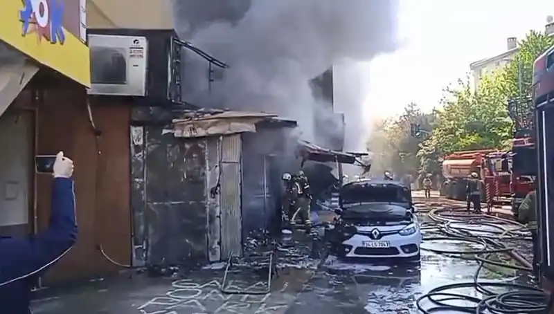 Ümraniye'de Hediyelik Eşya Dükkanında Meydana Gelen Yangın, Yangın Söndürme Ekipleri Müdahale Etti