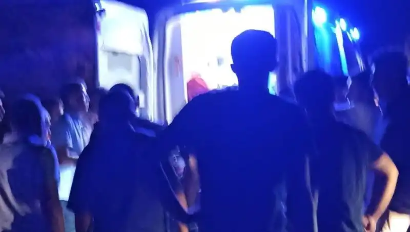 : Uçurum Kenarındaki Otomobil Faciası: Sürücü Hayatta Kalmayı Başardı!