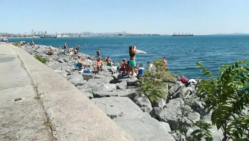 İstanbul'un Sahilleri Yeniden Canlandı: Sıcak Hava İle Gelen Akın