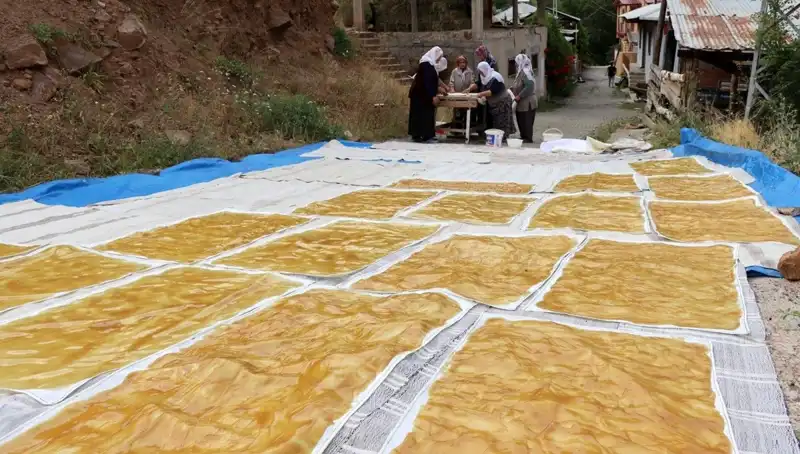 Kışın Sofralarınıza Lezzet Katacak: Dev Kazanlarda Hazırlanan Geleneksel Yemekler