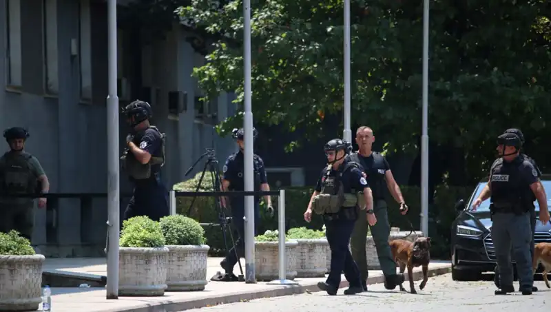 Kosova Meclisi'nde Bomba İhbarı: Güvenlik Alarmı ve Korku Dolu Anlar