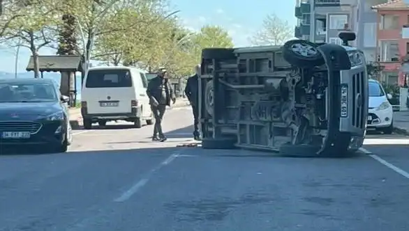 Otomobille Çarpışan Araç Yoldan Çıktı: O Anlar Kamerada