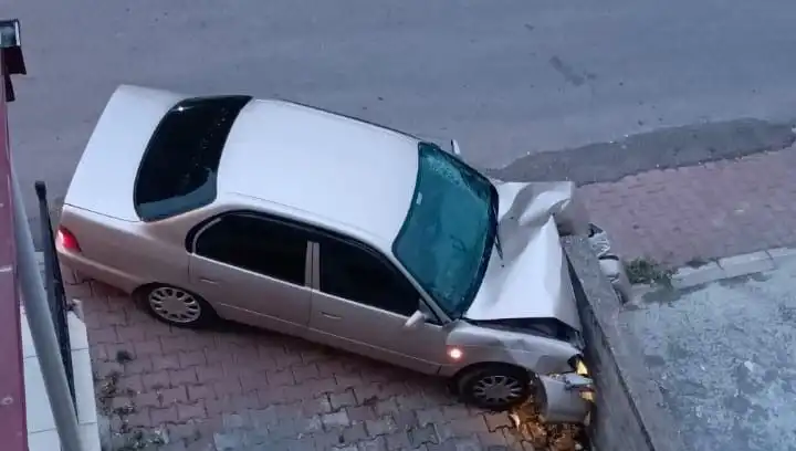 Kontrolü Kaybeden Araç Duvara Çarptı: Olayın Detayları ve Sürücünün Durumu