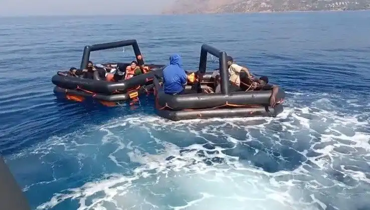 Ayvacık'ta Denizde Tehlikeye Düşen 19 Kaçak Göçmen Kurtarıldı