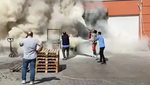 Alışveriş Merkezi Deposunda Yangın Paniği: Ekipler Seferber Oldu