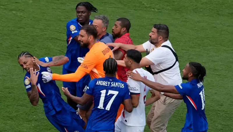 Dev Finalde Şok Eden Olay: Teknik Direktör ve Futbolcu Kavgası!