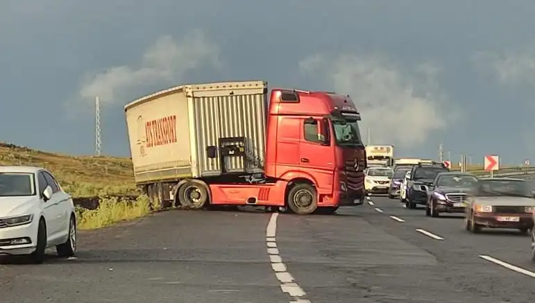 TIR Kaydı Yapmak İçin Uzun Süre Beklemek Zorunda Kaldı: Yol Kapandı!