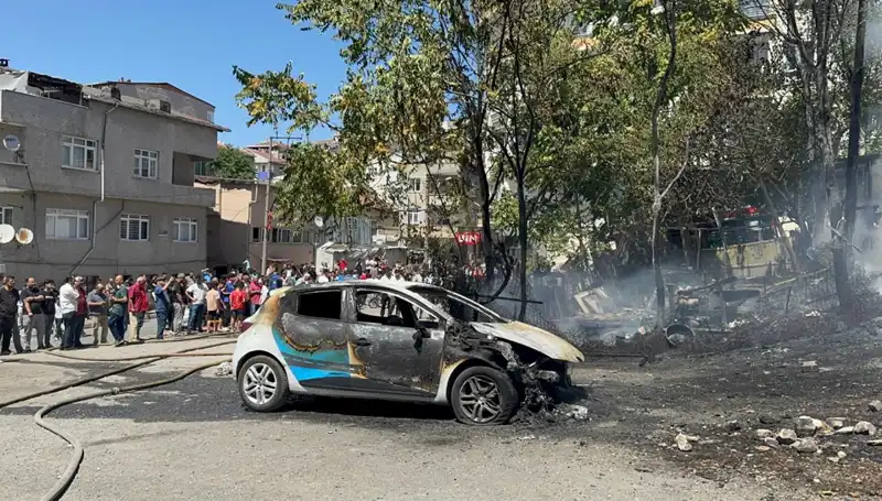 Gecekonduda Çıkan Yangın Araçları Tehlikeye Attı: Olayın Ayrıntıları