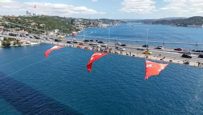 Türkiye'nin İhtişamını Sembolize Eden Dev Bayrak, Köprüye Asıldı!