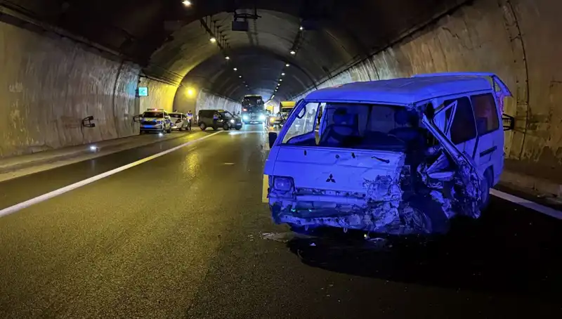 TEM Otoyolu'nda Zincirleme Kaza: Yaralılar ve Trafik Durumu Gözler Önünde